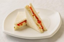Sandwich de tomate y huevo